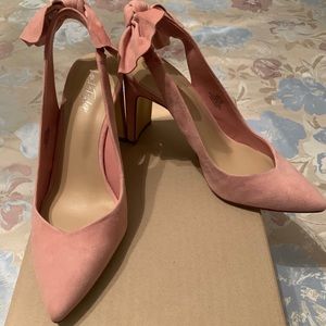 Lord and Taylor Pumps
